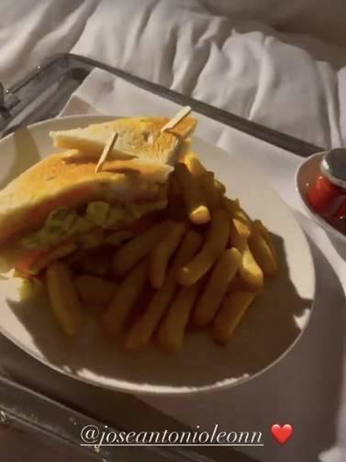 El sándwich que el novio sirvió a la novia en la habitación del hotel. (IG)