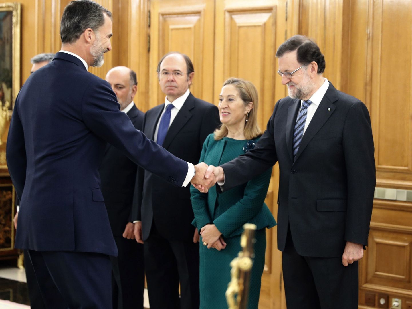 Rajoy y su gabinete, en noviembre de 2016, con el rey Felipe VI. (EFE)