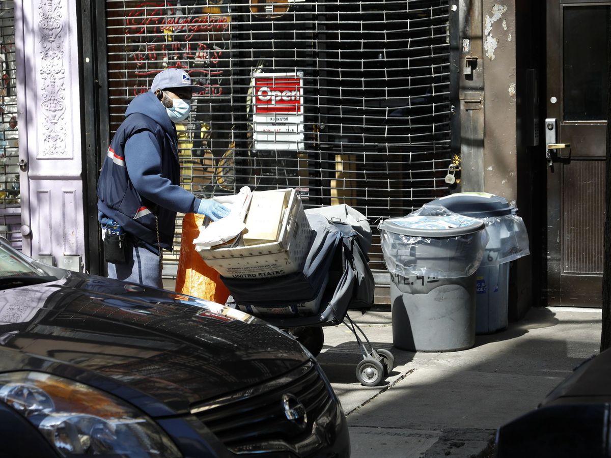 Foto: Un trabajador de correos realiza una entrega en Nueva York, epicentro del coronavirus en EEUU. (EFE)