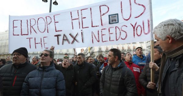 Foto: Concentración de taxistas en la Puerta del Sol de Madrid. (EFE) 