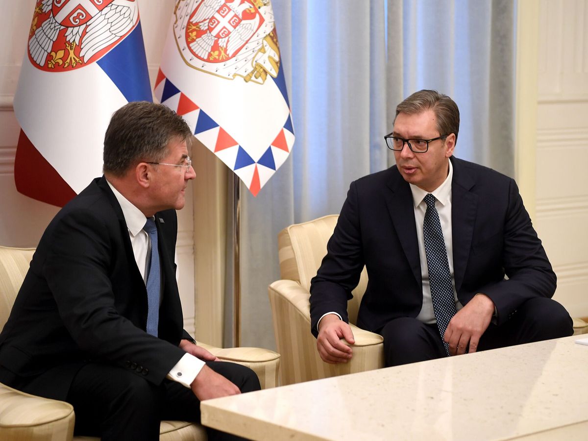 Foto: El presidente de Serbia, Aleksandar Vucic, junto al representante especial de la Unión Europea (UE), Miroslav Lajcak. (EFE/Simitrije Goll) 