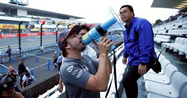 Foto: Fernando Alonso atiende a sus aficionados en el Circuito de Suzuka. (Reuters)