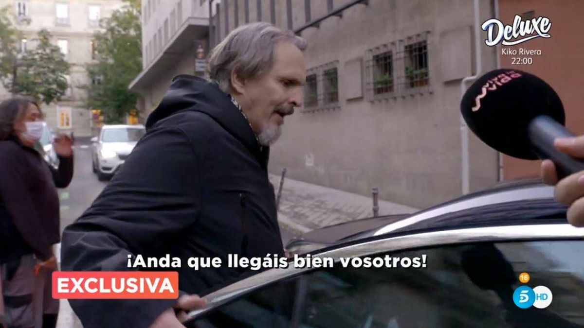 Miguel Bosé se encara con 'Viva la vida' tras una pregunta comprometida: "¡Me atracáis!"