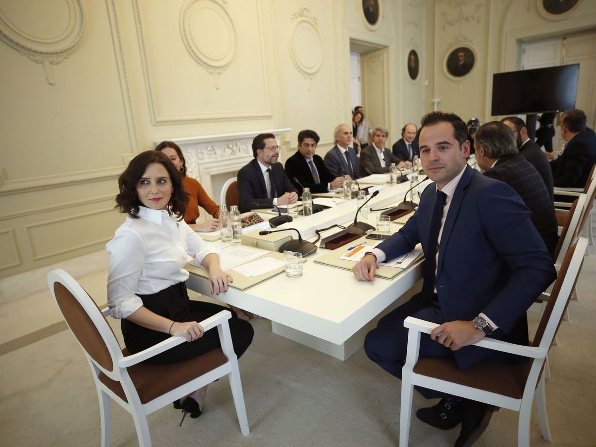Foto: Ayuso y Aguado, en la reunión del Consejo de Gobierno extraordinario del 9 de marzo. (EFE)