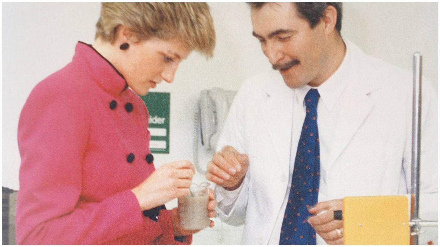 La princesa Diana y Mark Constantine, en el laboratorio de Lush. (Cortesía)