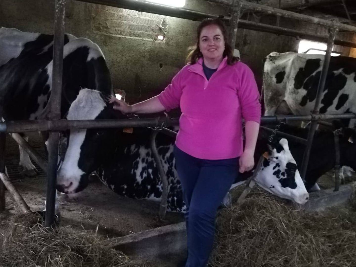  Montserrat Fernández cuida de su ganado en Tineo (Asturias). (Foto cedida)