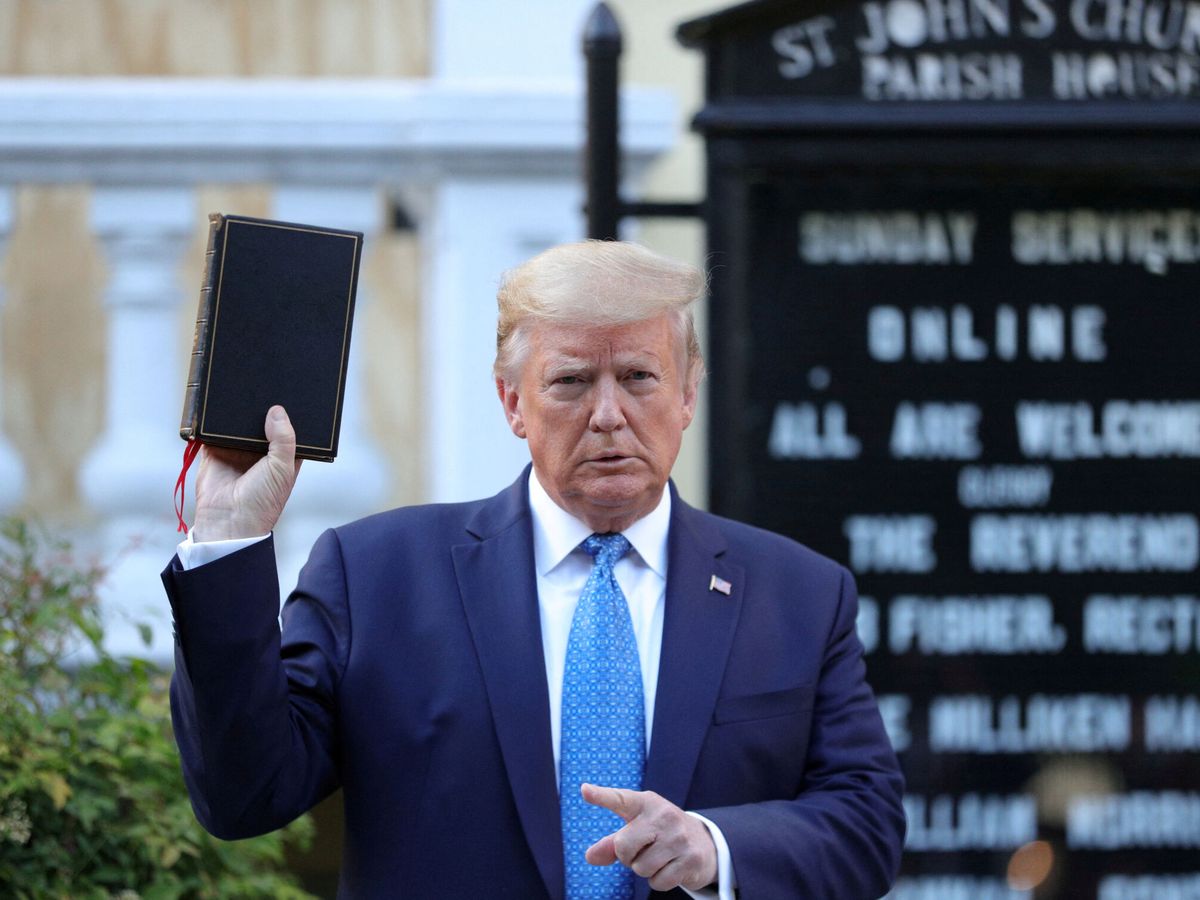 Foto: El presidente de Estados Unidos, Donald Trump, sostiene una Biblia durante una sesión fotográfica frente a la Iglesia Episcopal de San Juan. (Reuters / Tom Brenner)