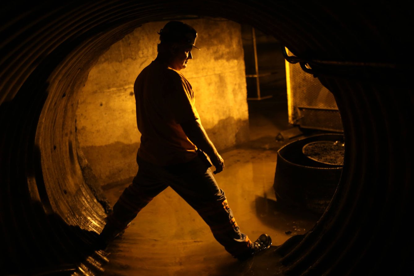 El minero Mike Hawks, de 53 años, en un túnel de una mina cercana a Gilbert, Virginia Occidental (Reuters).