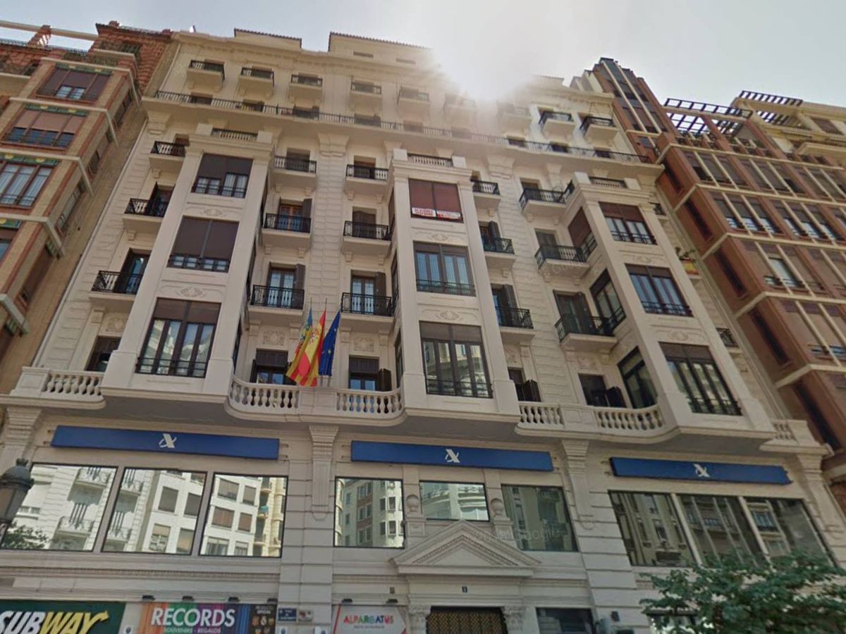 Foto: El edificio de la Plaza del Ayuntamiento de Valencia adquirido por Mazabi. (Google)