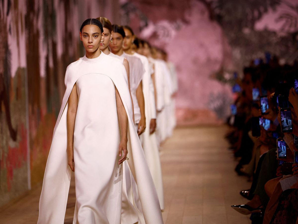 Dior exhibe su más minimalista: vestidos blanco y puras