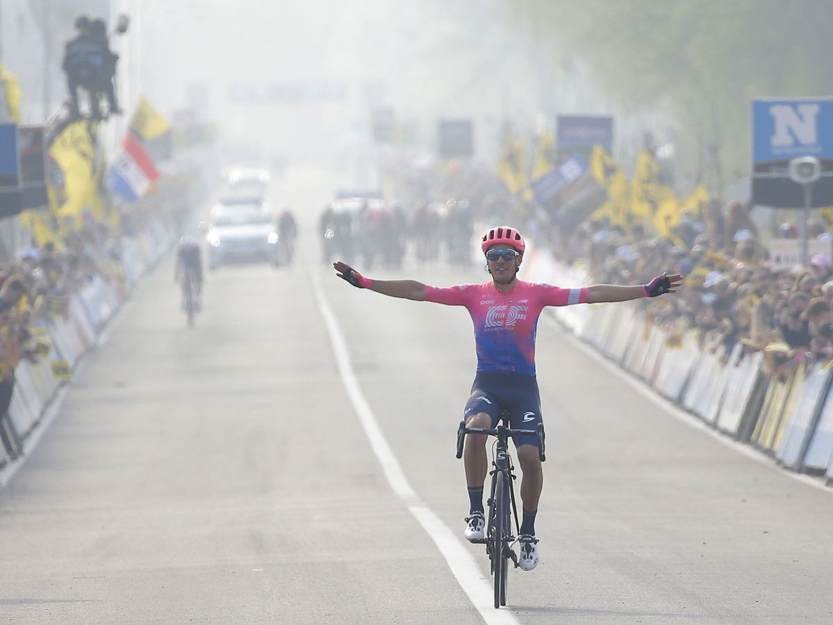 Foto: Alberto Bettiol celebra una pasada victoria en la De Ronde van Vlaanderen. (Efe)