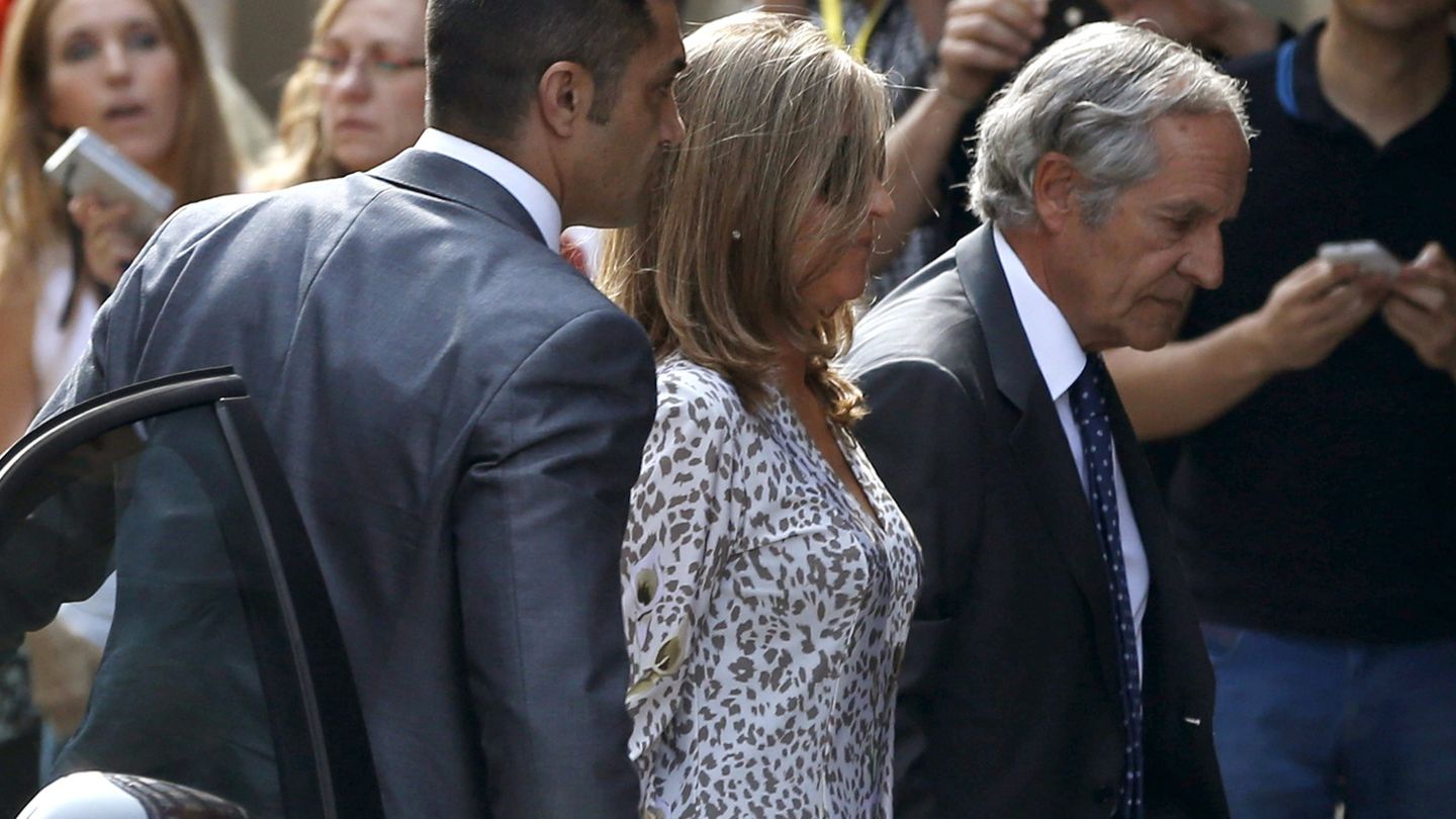 Rosalia Iglesias, mujer del extesorero del PP Luis Bárcenas, en una imagen de junio de 2013, llegando a la Audiencia Nacional acompañada por el presunto confidente, Sergio Ríos, con traje gris. (EFE)