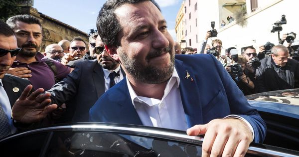 Foto: El ministro del Interior italiano, Matteo Salvini, tras visitar el lugar en el que el cuerpo de una menor fue encontrado, en el distrito de San Lorenzo, Roma. (EFE)
