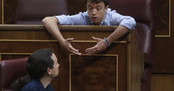 Foto: El líder de Podemos, Pablo Iglesias (abajo), conversa con el diputado de esta formación, Íñigo Errejón, durante una sesión de control al Gobierno en el Congreso de los Diputados. (EFE)