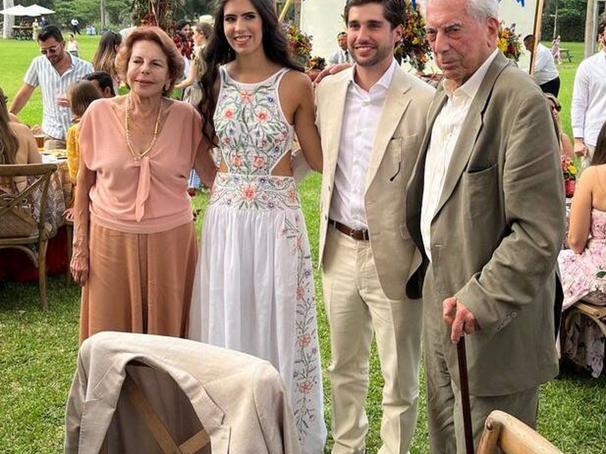 Foto: Patricia Llosa, Josefina Vargas Llosa, Emiliano Camarena y Mario Vargas Llosa, en Lima. (Twitter)