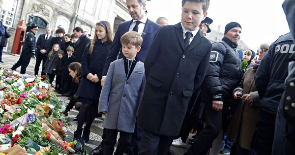Foto: La familia viendo las muestras de cariño en Amalienborg. (Reuters)