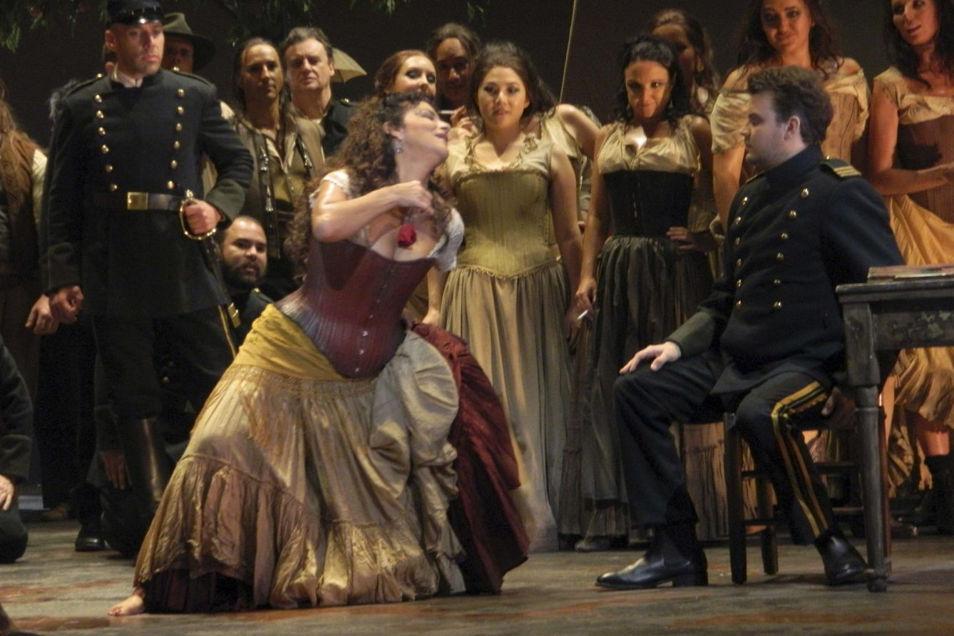 La mezzosoprano grancanaria Nancy Fabiola Herrera en una representación de 'Carmen' de Bizet en Sidney. (EFE)