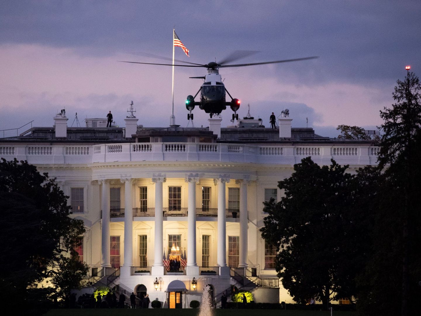 El helicóptero Marine One despega del jardín sur de la Casa Blanca después de transportar al presidente de Estados Unidos, Donald Trump. (EFE) 