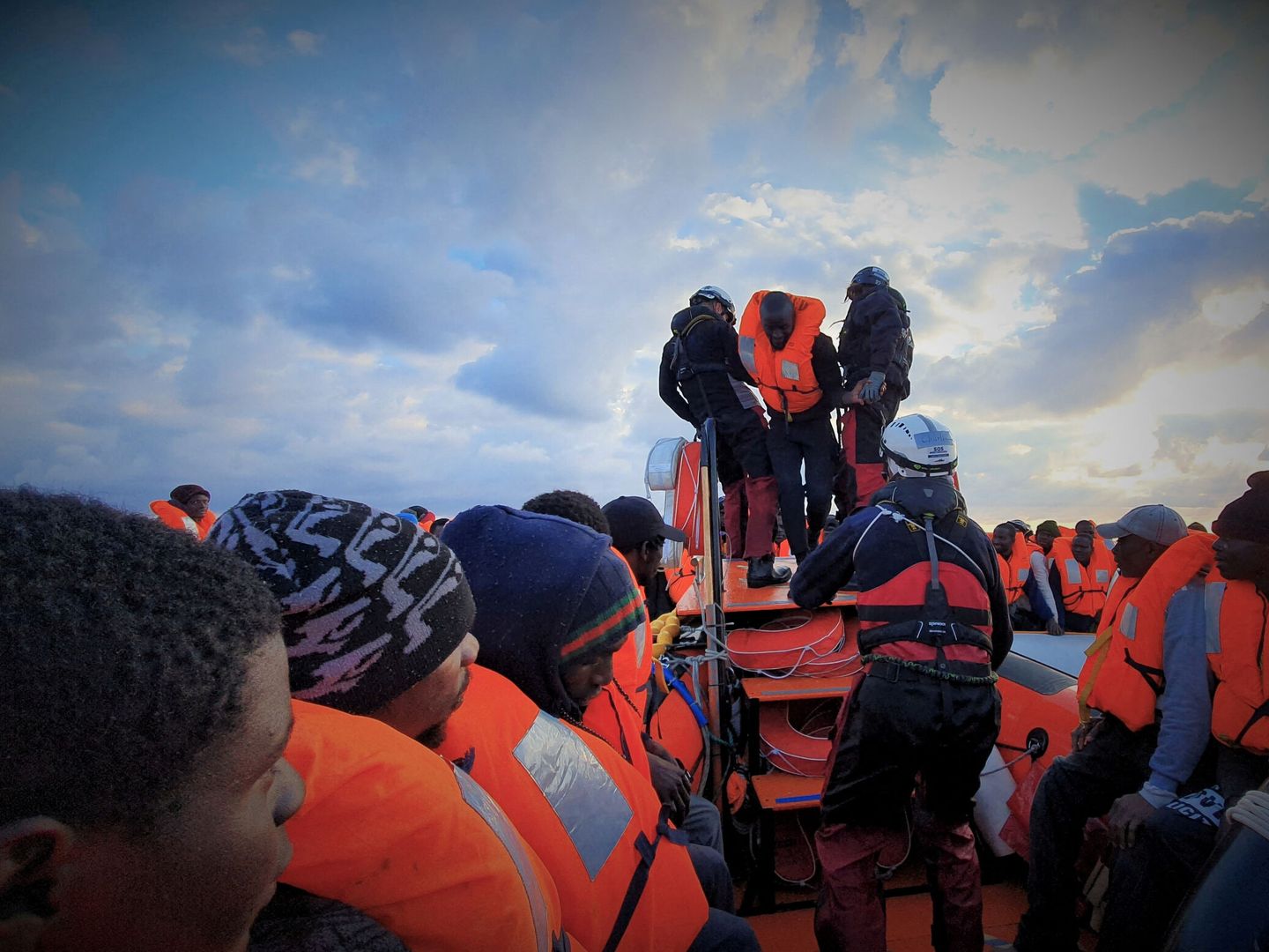 Migrantes rescatados con chalecos salvavidas. (Reuters)
