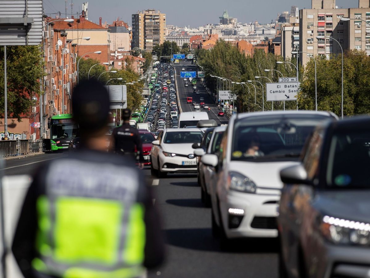 Foto: Policía Nacional y Guardia Civil despliegan controles de tráfico para vigilar el cumplimiento de las restricciones a la movilidad. (EFE) 