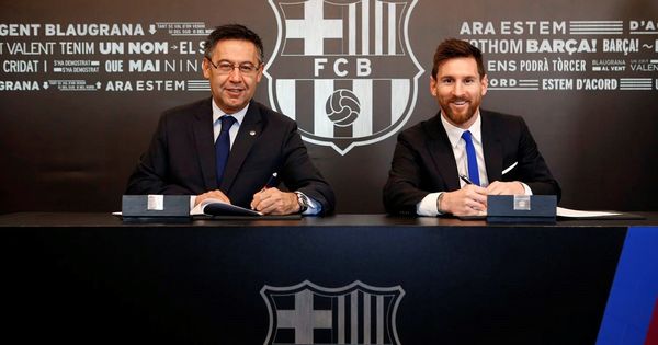 Foto: Leo messi firmando su nuevo contrato con el Barça hasta 2021. (EFE)