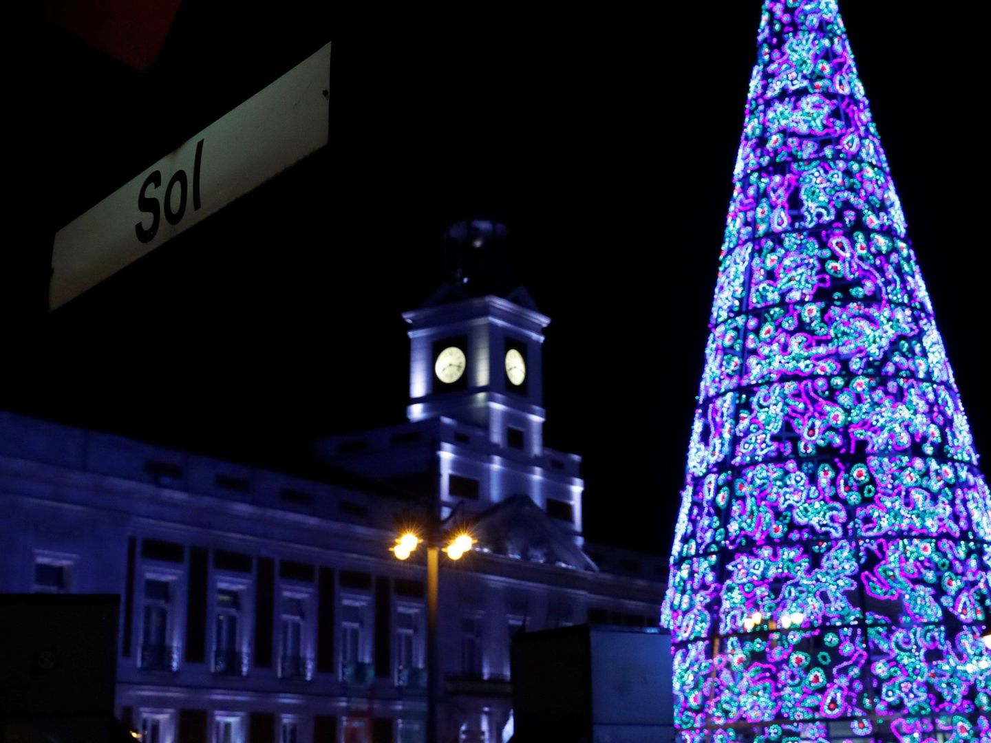 El tradicional árbol de Navidad que se coloca en la Puerta del Sol de Madrid (EFE/Ballesteros)
