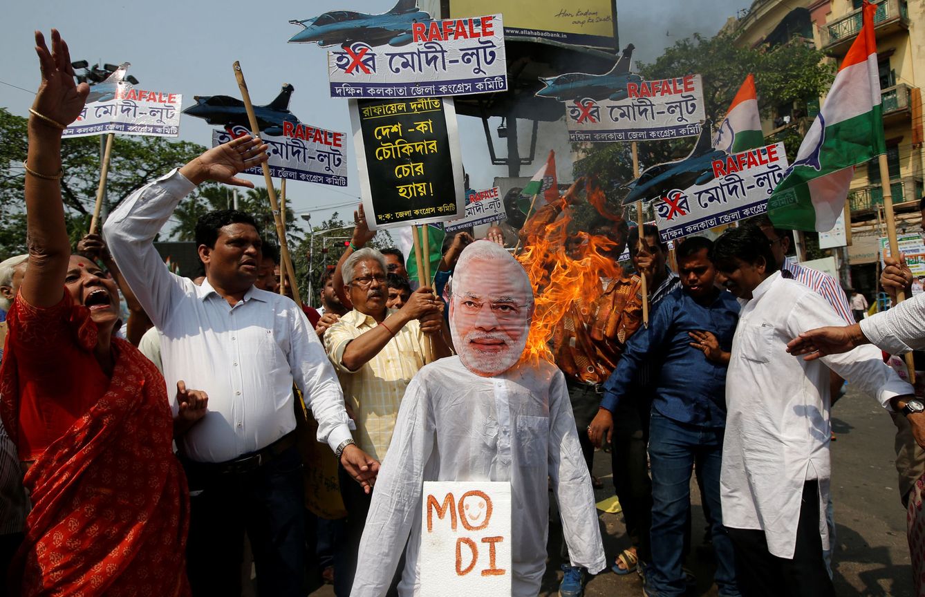Partidarios del opositor Partido del Congreso queman un muñeco de Narendra Modi durante una protesta anticorrupción en Calcuta, el 7 de marzo de 2019. (Reuters)