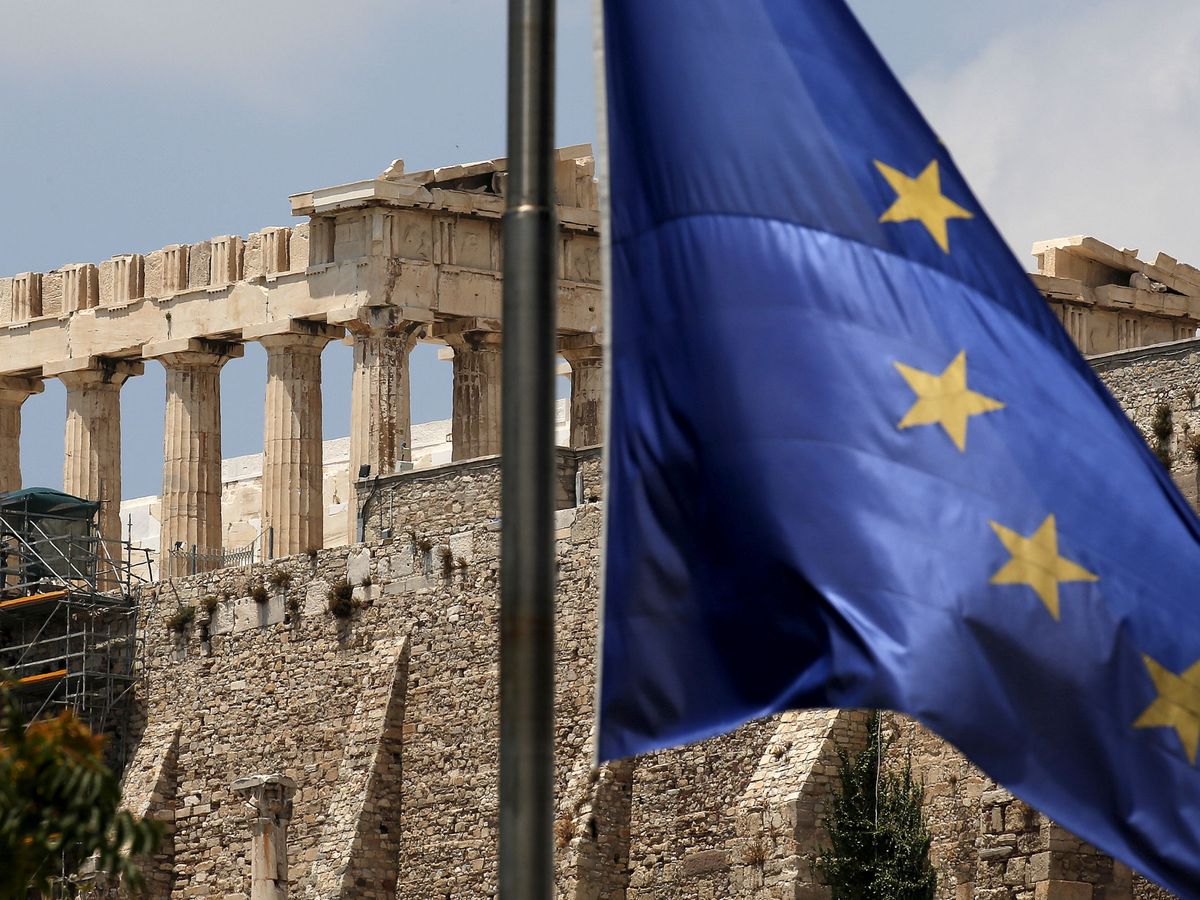 Foto: Una bandera europea frente al Partenón de la Acrópolis en Atenas. (Reuters)