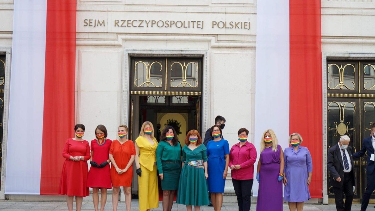 Las parlamentarias posaron con sus vestidos formando la bandera arcoíris a las puertas del Parlamento (Reuters)