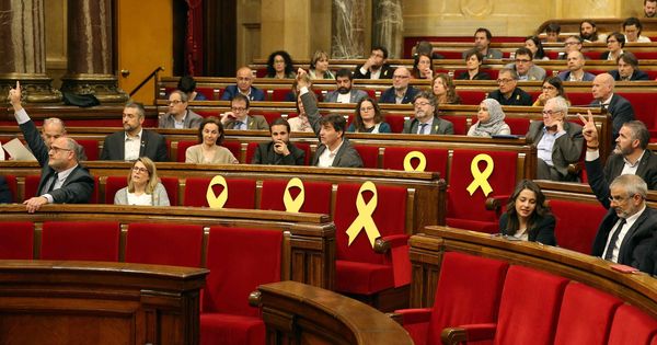 Foto: Pleno del Parlament con lazos amarillos en los asientos de los diputados huidos o encarcelados. (EFE)