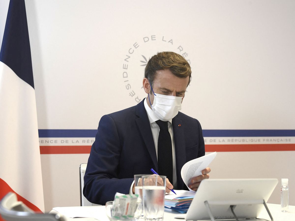 Foto: El presidente francés, Emmanuel Macron, durante una reunión especial de su gobierno para imponer nuevas medidas contra el coronavirus. (Reuters/Nicolas Tucat)