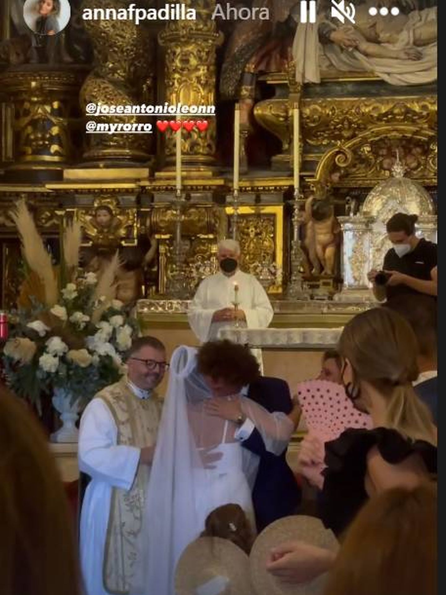 José Antonio León y Rocío Madrid se abrazan ante el altar. (IG)