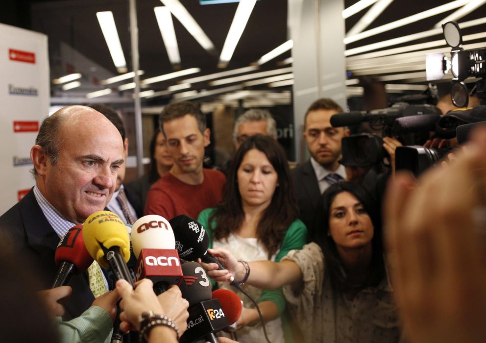 Foto: El ministro de Economía atiende a los medios durante la inauguración en Barcelona del encuentro "Cataluña, una economía de éxito" (Efe). 