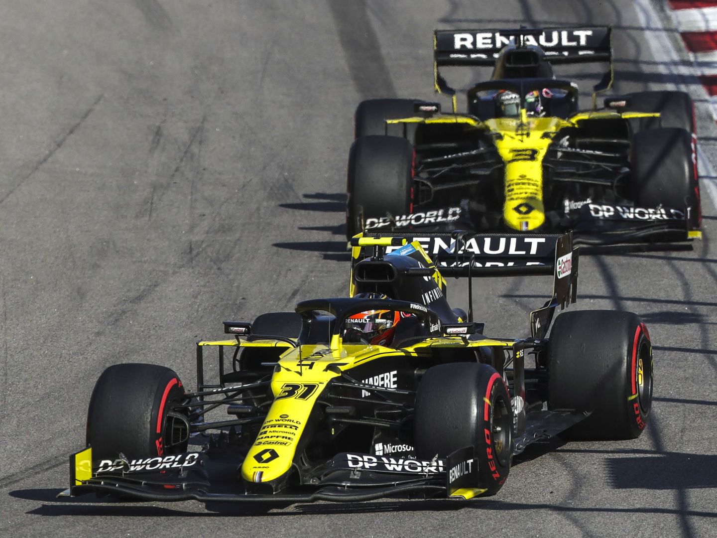Ocon y Ricciardo durante el GP de Rusia. (EFE)