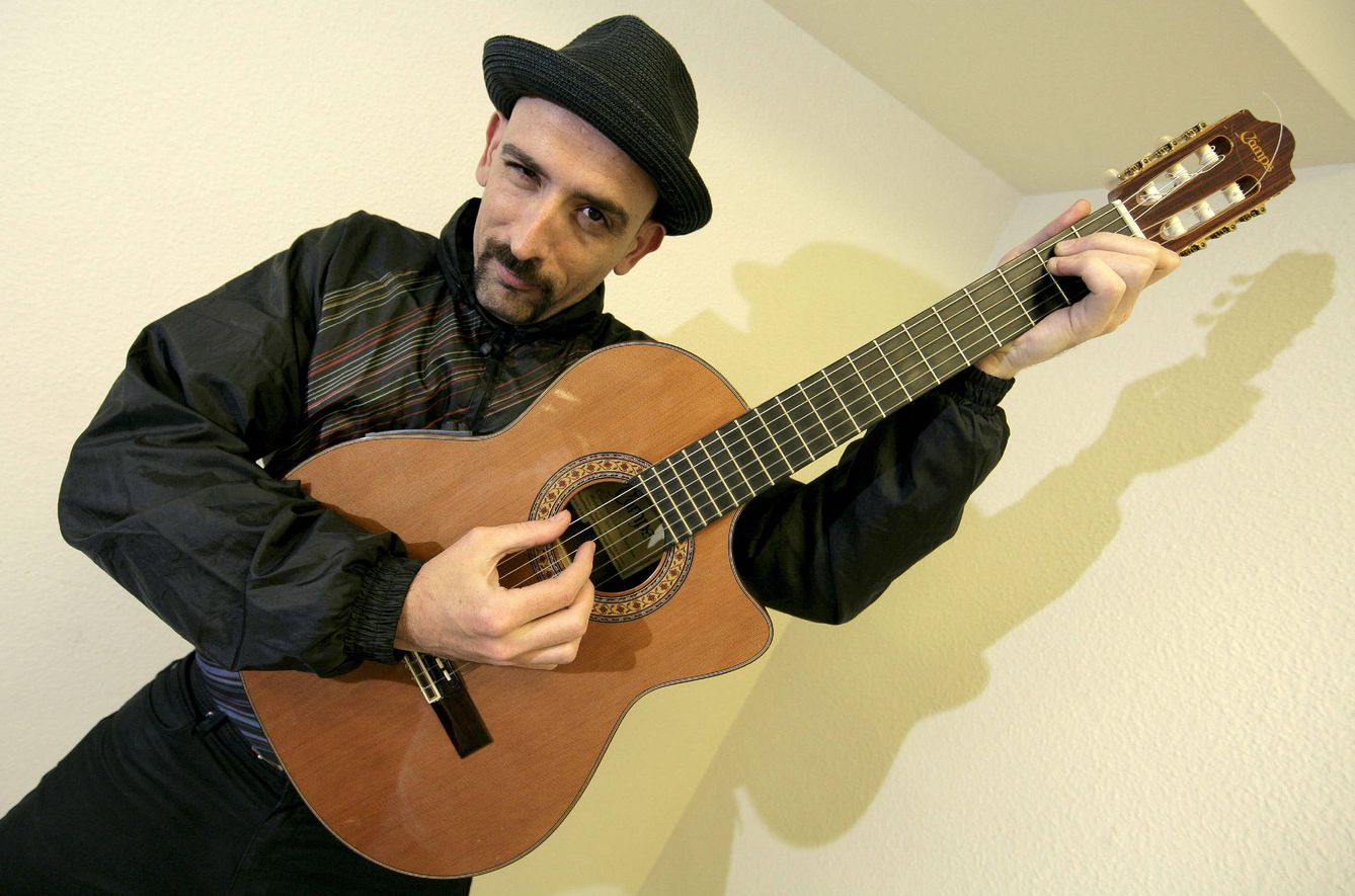 Lalo López, guitarrista de la Fundación Tony Manero. Foto: EFE/Javier Lizón