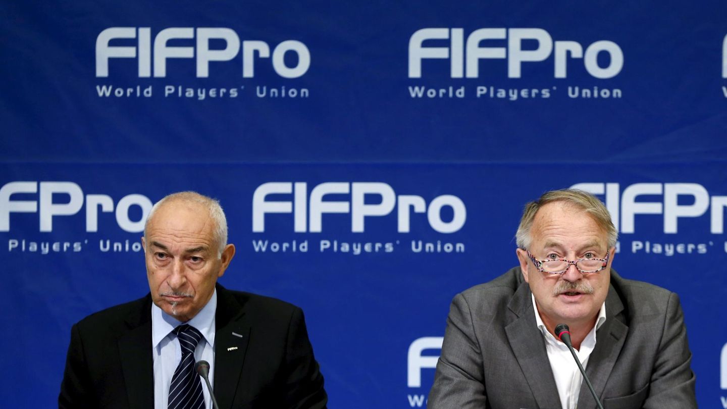 Philippe Piat y Theo van Seggelen, presidentes y secretario general del sindicato FIFPro. (REUTERS)