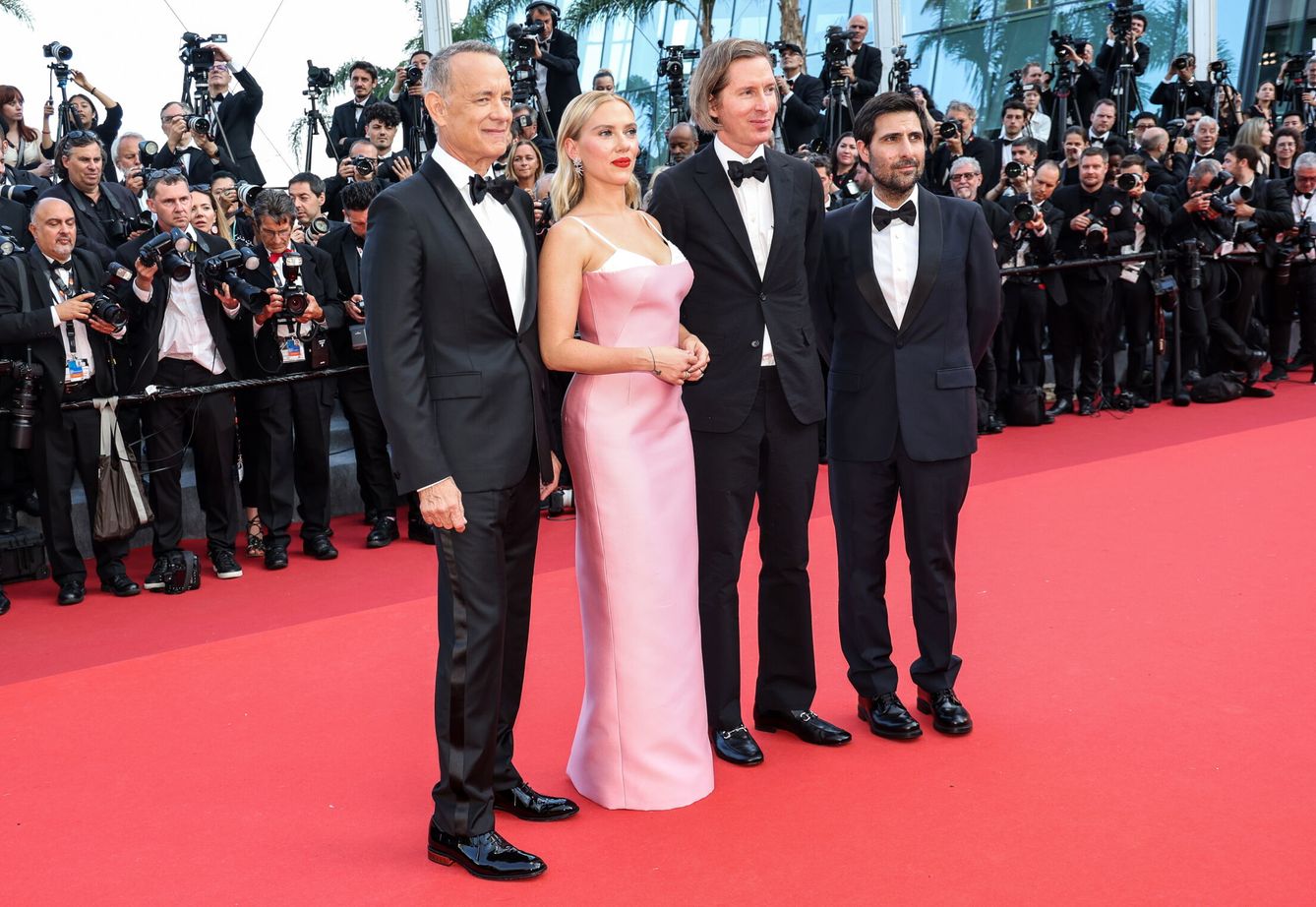 Tom Hanks, el director Wes Anderson, Scarlett Johansson y Jason Schwartzman, en el estreno de 'Asteroid City' durante el Festival de Cannes. (EFE/EPA/Mohammed Badra)