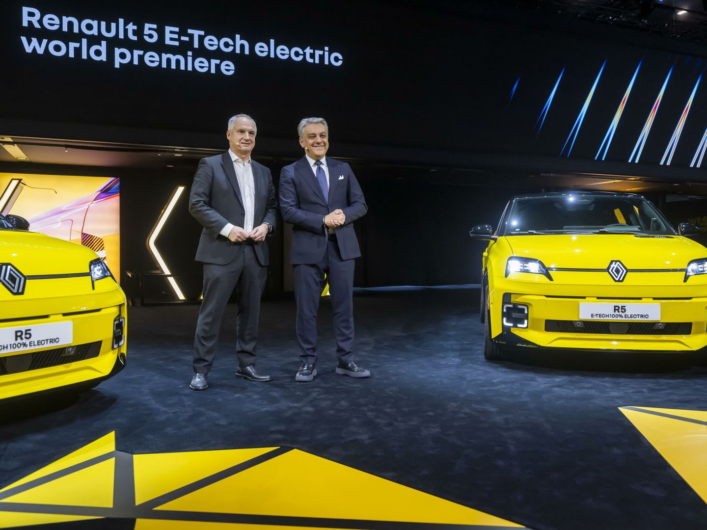Luca de Meo, con el CEO de la marca Renault, Fabrice Cambolive. (EFE EPA Martial Trezzini)