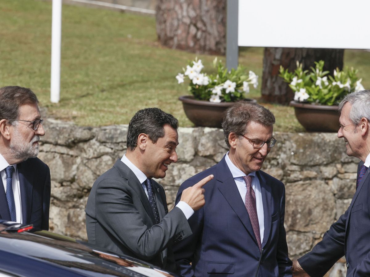 Foto: Juanma Moreno y Alberto Núñez Feijóo saludan a Alfonso Rueda en presencia de Mariano Rajoy el pasado septiembre en La Toja. (EFE/Lavandeira Jr.)