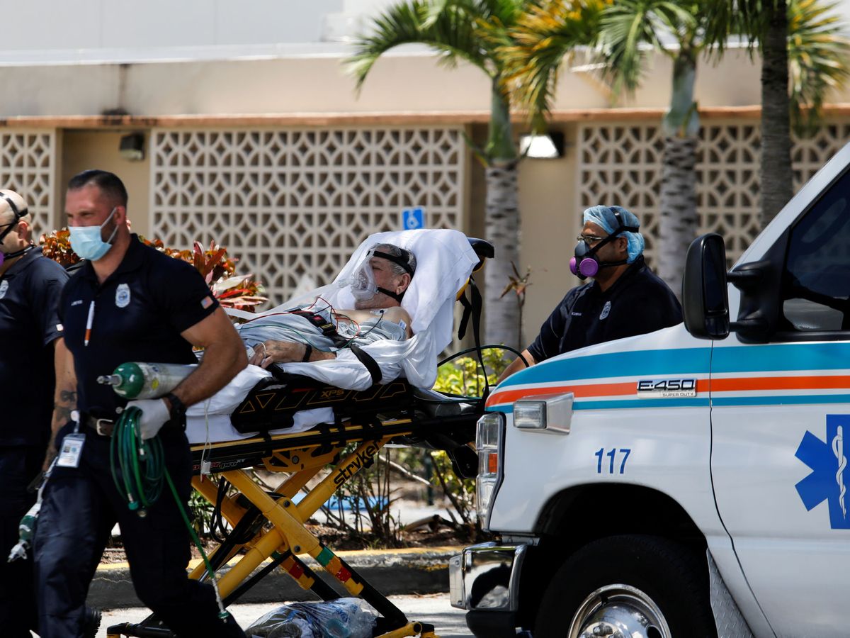 Foto: Un paciente con covid-19 es trasladado a un hospital. (Reuters)