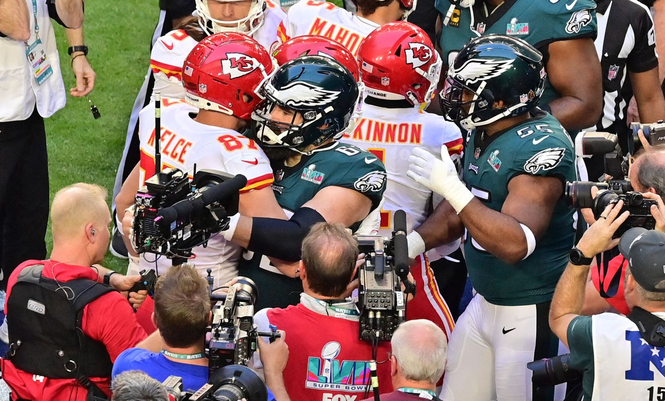 Los hermanos Kelce se abrazan en la Super Bowl. (Reuters)