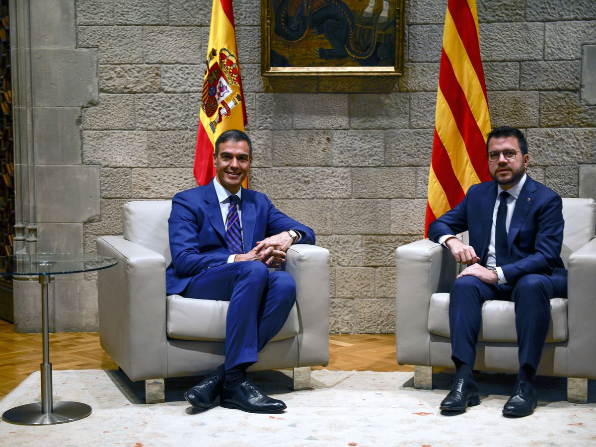 Foto: Aragonès y Pedro Sánchez en la reunión. (EFE/Alberto Estévez)