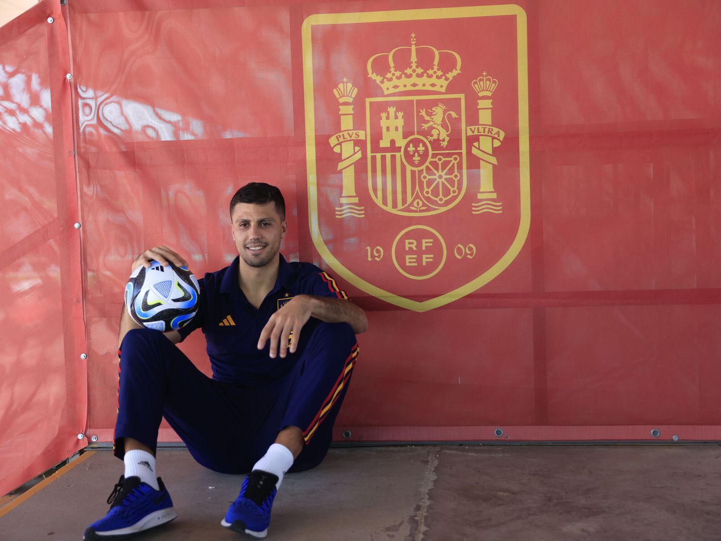 Rodri posa con el escudo de la Selección española