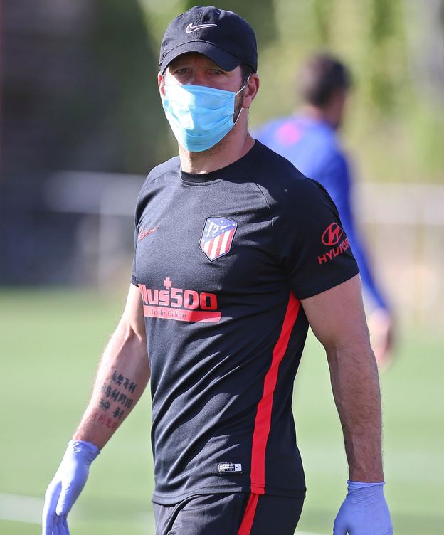 Foto: Simeone, con mascarilla y guantes, durante un entrenamiento con el Atlético de Madrid. (Efe)