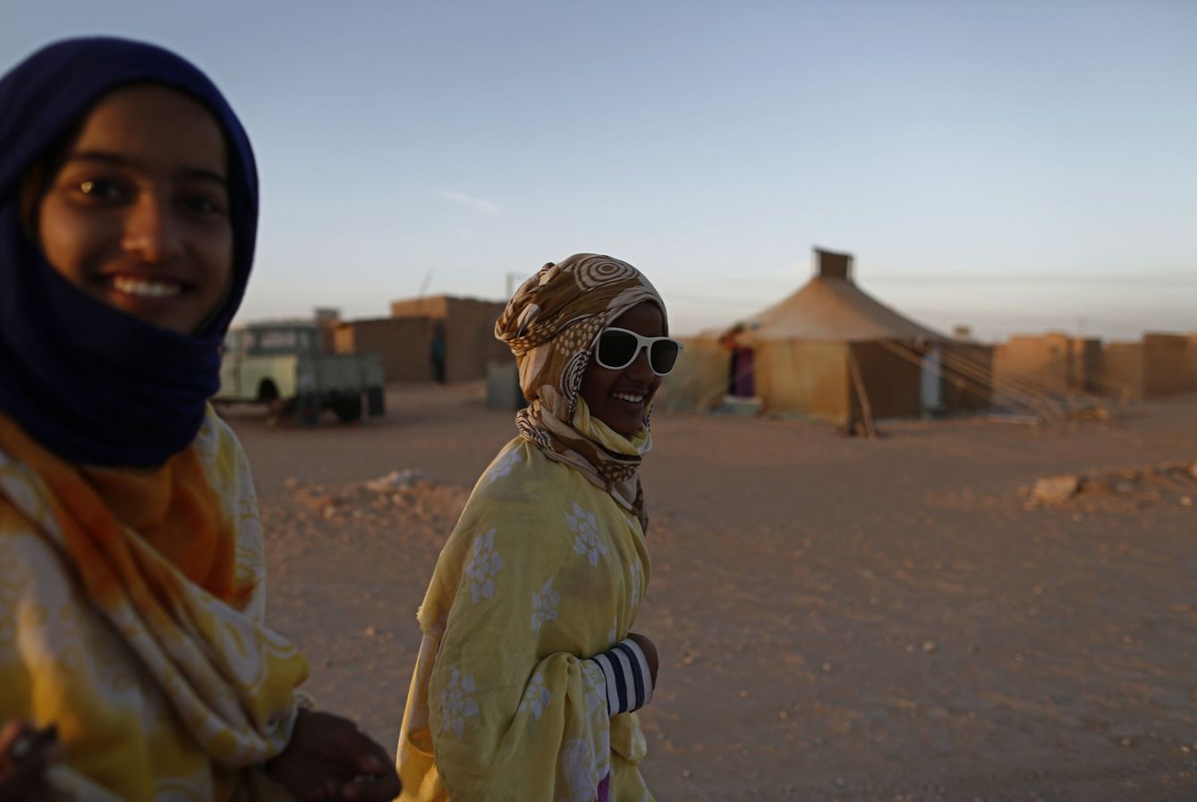 Mujeres saharauis caminan por el campo de refugiados de Smara, en la región argelina de Tindouf, el 2 de marzo de 2016 (Reuters)