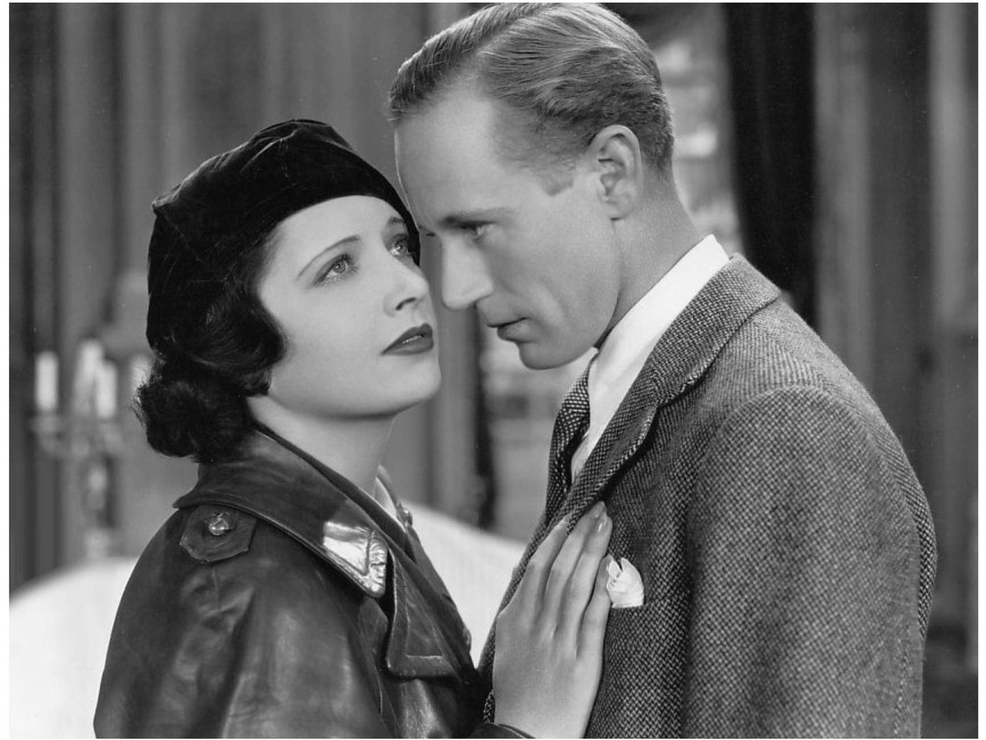 Leslie Howard y Kay Francis, en la cinta 'El agente británico' de 1935, donde curiosamente hacía de espía. (Warner Bros)