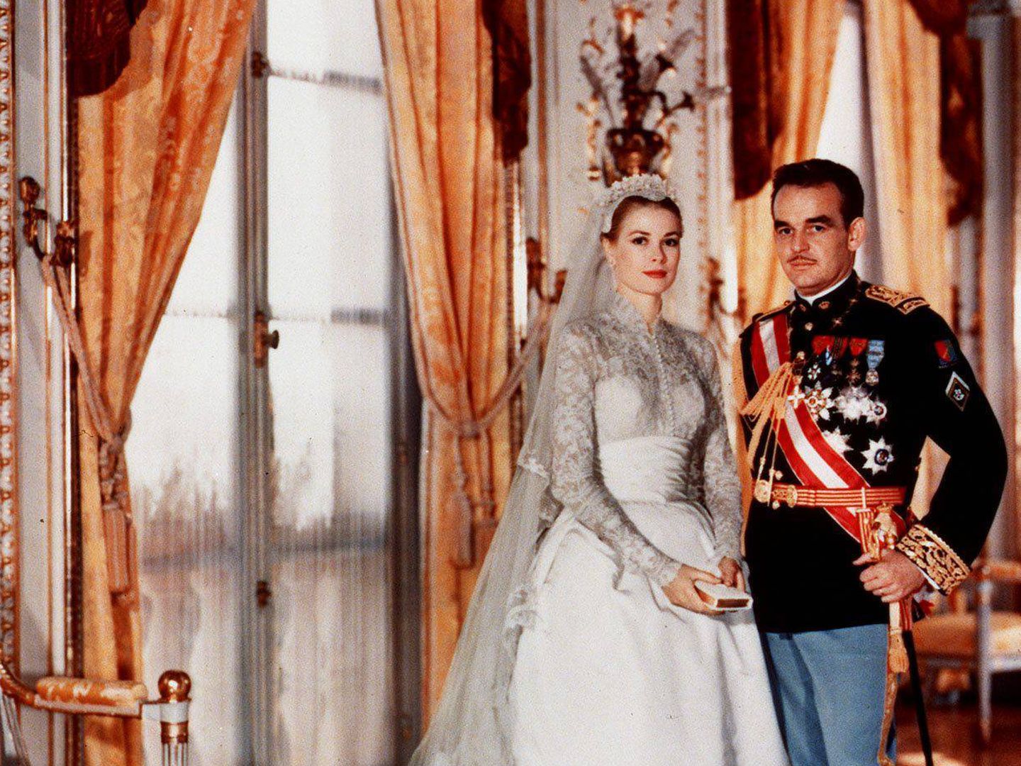 Grace Kelly y Raniero III, en una imagen oficial de su boda. (Cordon Press)