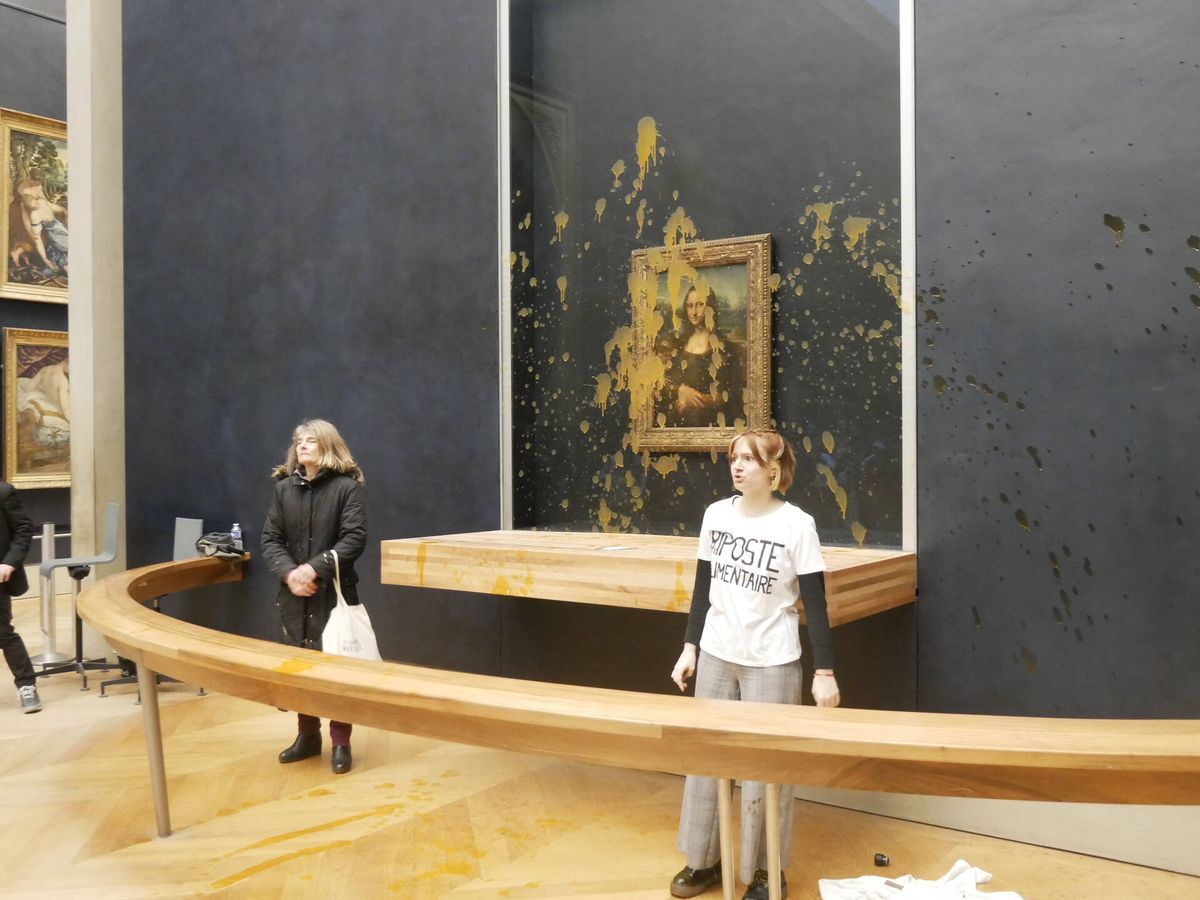 Foto: Nuevo ataque sobre la Gioconda: dos activistas lanzan sopa sobre el cuadro en el Louvre de París (X/@riposte_alim)
