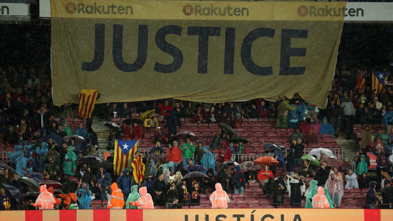Foto: Imagen de una de las pancartas que se desplegaron en el Camp Nou. (Reuters)