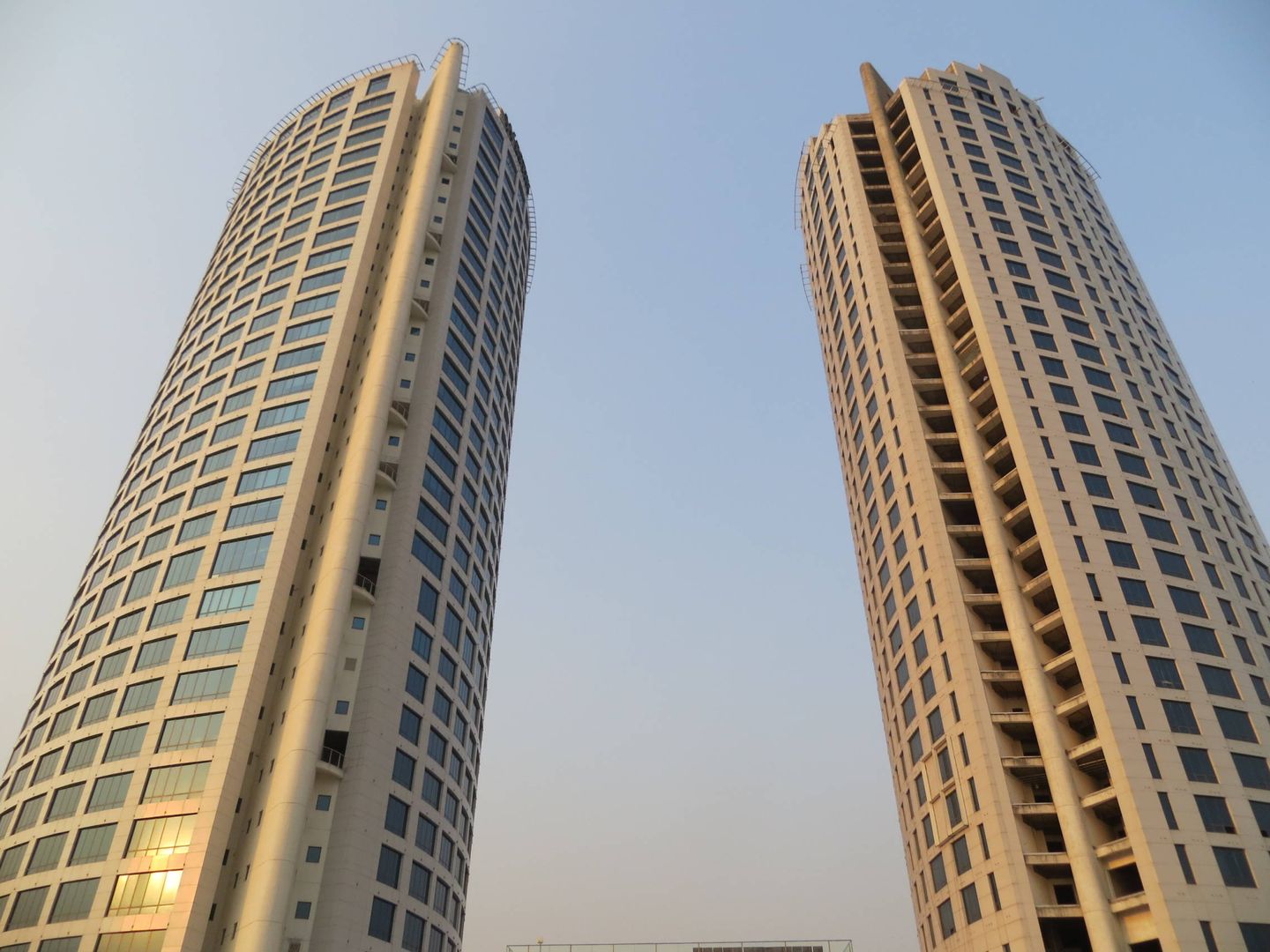 Torres V en Calcuta para el Hotel Westin, de 180 metros de altura y estructura inspirada en las vértebras de los peces y en los mecanismos de disipación de calor de los termiteros.